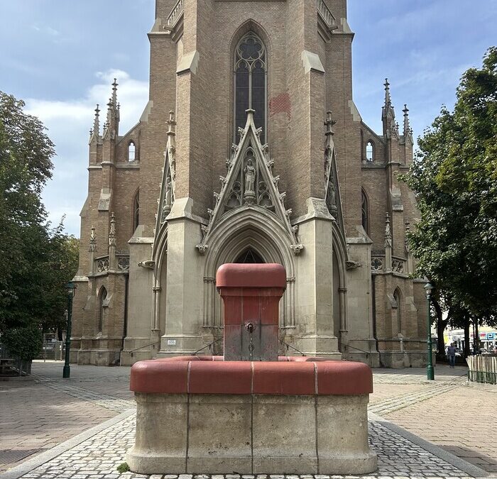 Der Platz vor der Kirche: Rastplatz und Wasser